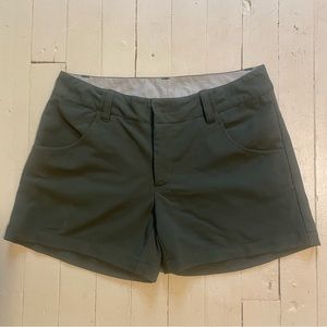 OUTLIER Women’s Doubleweave Shorts, size 4, Olive green, missing button